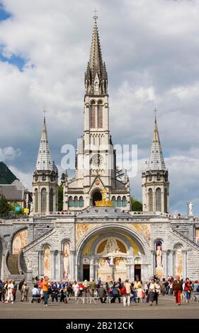 Schrein, Pilger vor der Basilika, Rosarusbasilika und Basilika der Unbefleckten Empfängnis, Lourdes, Hautes Pyrenäen, Frankreich Stockfoto