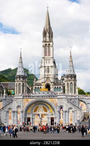 Schrein, Pilger vor der Basilika, Rosarusbasilika und Basilika der Unbefleckten Empfängnis, Lourdes, Hautes Pyrenäen, Frankreich Stockfoto