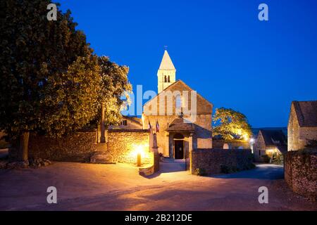 Romanische Dorfkirche, Gemeinde Taize, Ökumenischer Männerorden, Taize, Departement Saone et Loire, Burgstall, Frankreich Stockfoto