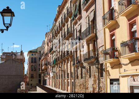 Tarragona, SPANIEN - 12. MAI 2017: Blick auf die Straße von Tarragona, malerische Apartmentgebäude mit Balkon. Stockfoto