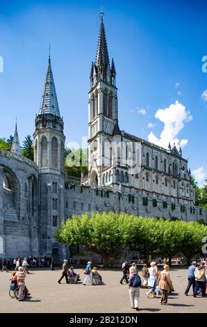 Pilgerort, Pilger vor der Rosenkrankenbasilika und der Basilika der Unbefleckten Empfängnis, Lourdes, Hautes Pyrenäen, Frankreich Stockfoto