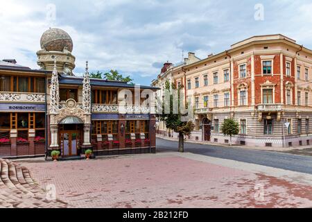 Chernivtsi. Ukraine 3. August 2019: Ein schöner Blick auf das Zentrum der Stadt mit einem schönen Restaurant, das verschiedene Elemente und Verzierungen schmückt. Stockfoto