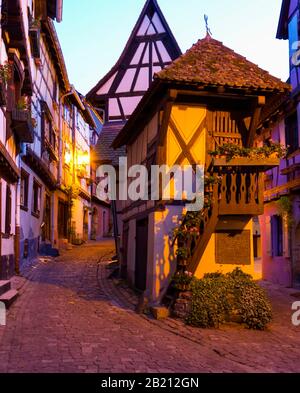 Fachwerkhäuser, Altstadtallee im Abendlicht, Eguisheim, Elsaß, Frankreich Stockfoto