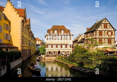 Touristen im Holzboot auf dem Fluss lauter in Little Venice, Colmar, Alsace, Frankreich Stockfoto