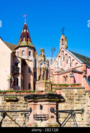 Brunnen der heilige Leo IX. Am Place de Chateau Saint Leon, Schloss der Herzogtümer Eguisheim und Leokapelle, Eguisheim, Elsaß, Frankreich Stockfoto