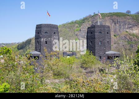 Brückenköpfe Westportal der Ludendorff-Brücke von Remagen, im Hintergrund die Aussichtsplattform Erpeler Ley, Rheinland-Pfalz, Deutschland Stockfoto