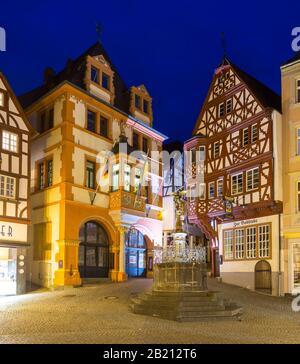 Renaissance-Rathaus und Michaelsbrunnen, Mittelaltermarkt mit verkabelten Fachwerkhäusern, Bernkastel-Kues, Rheinland-Pfalz, Deutschland Stockfoto