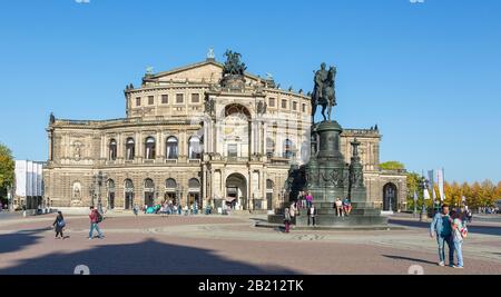 Semperoper und König-Johann-Denkmal am Theaterplatz, Dresden, Sachsen, Deutschland Stockfoto