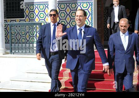 Karthago, Tunis. Februar 2020. Youssef Chahed bei seinem Ausgang aus dem dar Dhiafa-Palast in Karthago am Ende der Übergabezeremonie .Machtübergabe zwischen Elyes Fakhfakh und Youssef Chahed in dar Eddyafa in Karthage während einer feierlichen Zeremonie, die in Anwesenheit von Mitgliedern der scheidenden und zurückkehrenden Regierung abgehalten wurde. Kredit: Choabri Mahjoub/ZUMA Wire/Alamy Live News Stockfoto