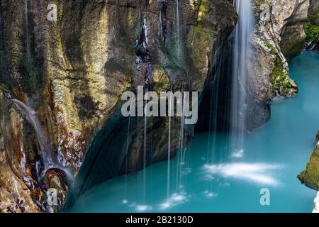 Smaragdgrüner Flusslauf im Soca Canyon, Slowenien Stockfoto