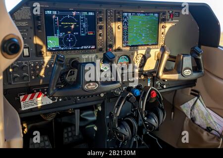 Ukraine Kiew 11. Oktober 2018: Nahansicht eines Instrumentalpanels in einem Flugzeug mit Monitoren, Lenkrädern und anderen Fluggeräten. Stockfoto