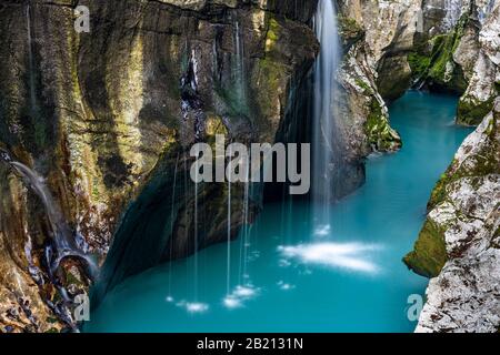 Smaragdgrüner Flusslauf im Soca Canyon, Slowenien Stockfoto