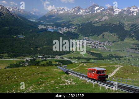 Standseilbahn Muottas Muragl mit Blick auf Celerina und St. Moritz, Engadin, Schweiz Stockfoto