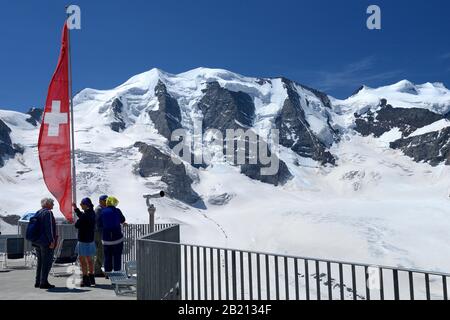 Blick auf das Skigebiet Diavolezza von der Panoramaterasse an der obersten Station, Morteratsch-Gletscher mit Piz Palue, Pontresina, Engadin, Upper Stockfoto