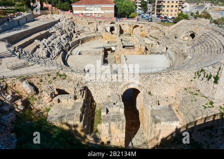 Tarragona, SPANIEN - 12. MAI 2017: Blick auf das antike römische Amphitheater von Tarragona von oben. Stockfoto