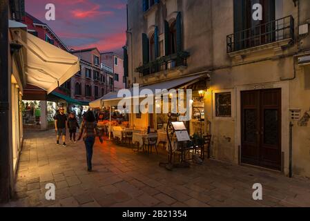 Abend-Szene mit Restaurant, Venedig, Venetien, Italien Stockfoto