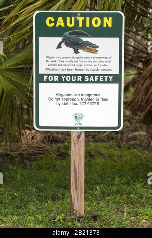 Warnschild Alligators, kostenlose Alligatoren, Myakka River State Park, Florida, USA Stockfoto