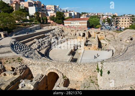 Tarragona, SPANIEN - 12. MAI 2017: Blick auf das antike römische Amphitheater und einen Teil der Stadt Tarragona. Stockfoto