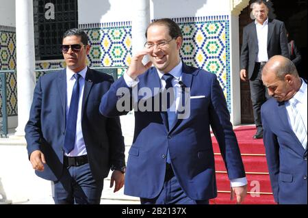 Karthago, Tunis. Februar 2020. Youssef Chahed bei seinem Ausgang aus dem dar Dhiafa-Palast in Karthago am Ende der Übergabezeremonie .Machtübergabe zwischen Elyes Fakhfakh und Youssef Chahed in dar Eddyafa in Karthage während einer feierlichen Zeremonie, die in Anwesenheit von Mitgliedern der scheidenden und zurückkehrenden Regierung abgehalten wurde. Kredit: Choabri Mahjoub/ZUMA Wire/Alamy Live News Stockfoto