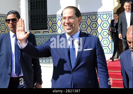 Karthago, Tunis. Februar 2020. Youssef Chahed bei seinem Ausgang aus dem dar Dhiafa-Palast in Karthago am Ende der Übergabezeremonie .Machtübergabe zwischen Elyes Fakhfakh und Youssef Chahed in dar Eddyafa in Karthage während einer feierlichen Zeremonie, die in Anwesenheit von Mitgliedern der scheidenden und zurückkehrenden Regierung abgehalten wurde. Kredit: Choabri Mahjoub/ZUMA Wire/Alamy Live News Stockfoto