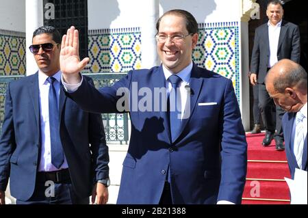 Karthago, Tunis. Februar 2020. Youssef Chahed bei seinem Ausgang aus dem dar Dhiafa-Palast in Karthago am Ende der Übergabezeremonie .Machtübergabe zwischen Elyes Fakhfakh und Youssef Chahed in dar Eddyafa in Karthage während einer feierlichen Zeremonie, die in Anwesenheit von Mitgliedern der scheidenden und zurückkehrenden Regierung abgehalten wurde. Kredit: Choabri Mahjoub/ZUMA Wire/Alamy Live News Stockfoto