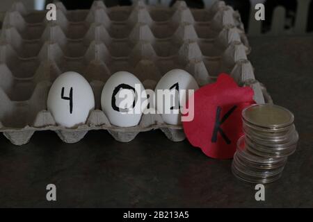 Das Wort 401k schrieb über Eier. Thema des Nesteides für den Ruhestand Stockfoto