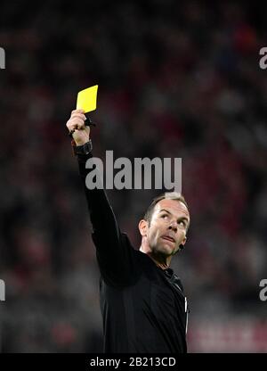 Schiedsrichter Marco Fritz zeigt gelbe Karte, Allianz Arena, München, Bayern, Deutschland Stockfoto