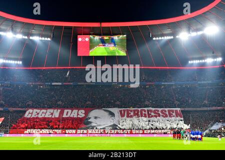 Fanchoreografie gegen vergessen in Erinnerung an die Befreiung des NS-Konzentrationslagers Auschwitz vor 75 Jahren, Allianz Arena, München Stockfoto