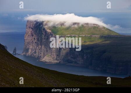 Landschaft mit Blick auf die Nordostküste von Eysturoy im Nordatlantik mit den Steinsäulen Risin og Kellingin, Streymoy, Faröer Islands Stockfoto