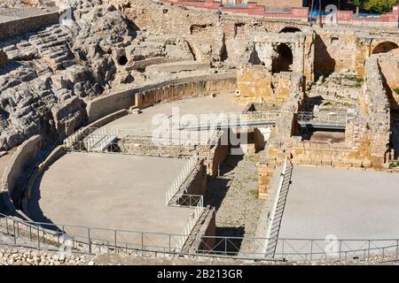 Tarragona, SPANIEN - 12. MAI 2017: Nahaufnahme des antiken römischen Amphitheaters von Tarragona von oben. Stockfoto