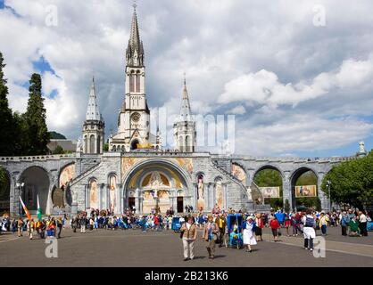 Schrein, Pilger vor der Basilika, Rosarusbasilika und Basilika der Unbefleckten Empfängnis, Lourdes, Hautes Pyrenäen, Frankreich Stockfoto