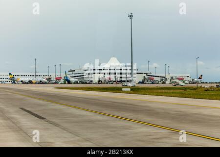 Türkei Alanya 18. April 2018: Viele Flugzeuge warten auf den Einstieg am größten Flughafen der Türkei in der Nähe einer langen Landebahn im Hintergrund am blauen Himmel. Stockfoto