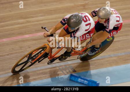 Athen, Griechenland 18SEP04: Blinde Radfahrerin Karissa Whitsell (hinten) und sehende Pilotin Katie Compton vom Team USA im B13-Kilometer-Zeitfahren-Finale der Frauen 1 bei den Paralympischen Spielen in Athen. Das Paar wurde Zweiter für eine Silbermedaille. ©Bob Daemmrich Stockfoto