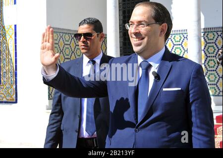 Karthago, Tunis. Februar 2020. Youssef Chahed bei seinem Ausgang aus dem dar Dhiafa-Palast in Karthago am Ende der Übergabezeremonie .Machtübergabe zwischen Elyes Fakhfakh und Youssef Chahed in dar Eddyafa in Karthage während einer feierlichen Zeremonie, die in Anwesenheit von Mitgliedern der scheidenden und zurückkehrenden Regierung abgehalten wurde. Kredit: Choabri Mahjoub/ZUMA Wire/Alamy Live News Stockfoto