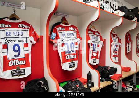 Redaktionelle VERWENDUNG NUR Gloucester Rugby-Shirts, die die Worte "Sei Freundlich" auf der Rückseite zeigen, da Danny Cipriani und seine Teamkollegen schwarze Erinnerungsarmbänder tragen werden, die während des heutigen Spiels gegen Sale Sharks in Erinnerung an Caroline Flack mit denen geprägt wurden. Stockfoto