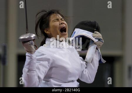 Athen, Griechenland 18SEP04: Hongkongs Chui Yee Yu schreit nach ihrem Sieg in der Frauenepie VOR Freude EIN Finale des Rollstuhlfechtens bei den Paralympics in Athen. ©Bob Daemmrich Stockfoto