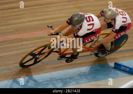 Athen, Griechenland 18SEP04: Blinde Radfahrerin Karissa Whitsell (hinten) und sehende Pilotin Katie Compton vom Team USA im B13-Kilometer-Zeitfahren-Finale der Frauen 1 bei den Paralympischen Spielen in Athen. Das Paar wurde Zweiter für eine Silbermedaille. ©Bob Daemmrich Stockfoto