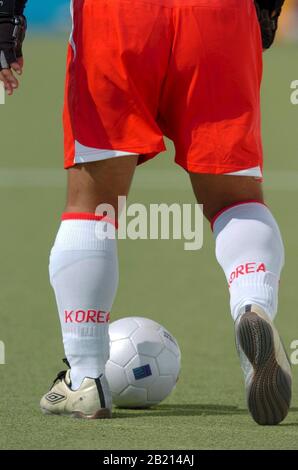 Korea (weiß und rot) gegen Griechenland beim 5-a-Side-Fußballwettbewerb bei den Paralympics in Athen. ©Bob Daemmrich Stockfoto