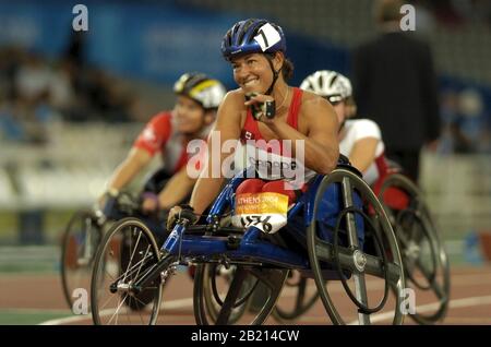 Athen, Griechenland 24SEP04: Paralympische Spiele Kanadas Chantal Petitclerc gewann die T54 1500 Meter der Frauen in 3:26,89 Minuten für einen Weltrekord. ©Bob Daemmrich Stockfoto