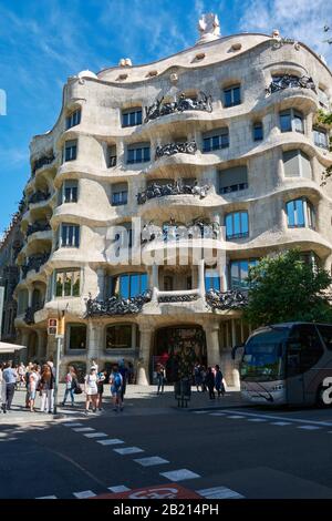 Barcelona, SPANIEN - 13. MAI 2017: Blick auf die Fassade der berühmten Casa Mila, bekannt als La Pedrera oder "The Stone Quarry", im Zentrum von Barcelona. Stockfoto