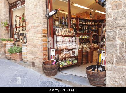 Eintritt zu traditionellem italienischem Wein und lokalem Lebensmittelgeschäft in Castel San Gimignano, einem beliebten Touristenziel Stockfoto