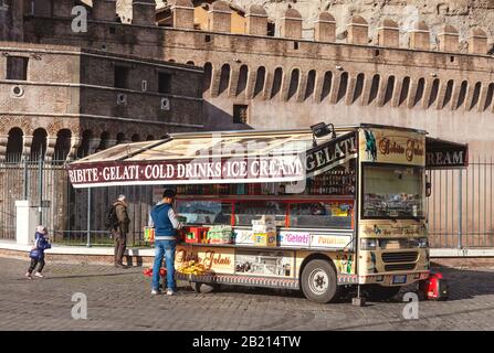 Mobiler, farbenfroher Lebensmittel-Truck, der Snacks, Getränke und Eis im historischen Zentrum von Rom, Italien, verkauft Stockfoto