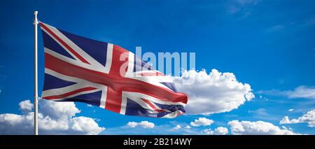 UK-Zeichen, Symbol. Flagge des Vereinigten Königreichs schwenkt auf einem Pfosten, blauer Himmel mit Wolken Hintergrund. 3D-Abbildung Stockfoto