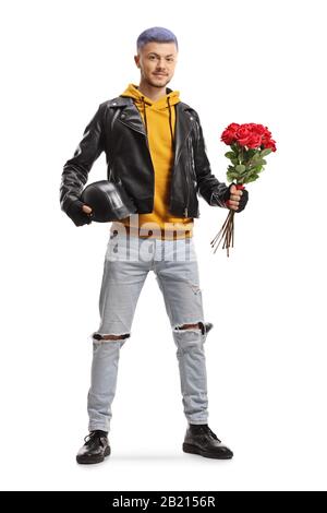 Trendiger junger Mann, der einen Helm und einen Haufen roter Rosen auf weißem Hintergrund hält Stockfoto