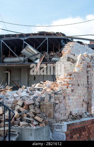 Ruinen eines alten Ziegelgebäudes, das in einem alten Teil der Stadt abgerissen wird Stockfoto