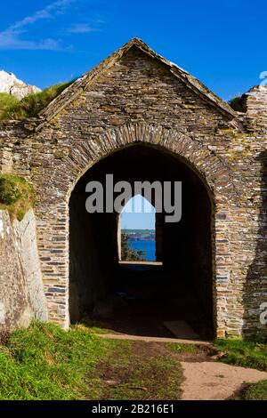 Königin Adelaides Grotte, Penlee Battery auf der Rame Head Halbinsel, Cornwall, England. Verwendet in der TV-Serie Delicious. Stockfoto