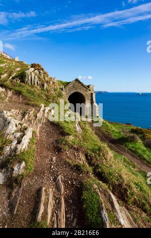 Königin Adelaides Grotte, Penlee Battery auf der Rame Head Halbinsel, Cornwall, England. Verwendet in der TV-Serie Delicious. Stockfoto