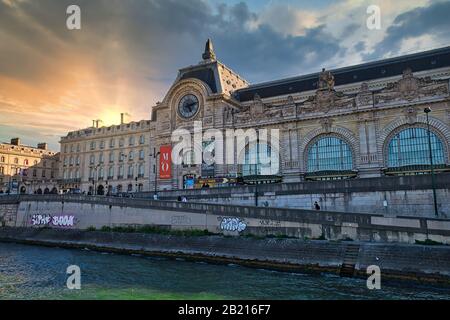 Paris, Frankreich - 18. September 2019: Dramatischer Sonnenuntergang im Orsay's Museum (Musée d'Orsay auf Französisch), von der seine aus gesehen. Stockfoto