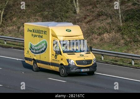 Morrisons Lieferwagen für Lebensmittelhändler, der auf der Autobahn M6 in der Nähe von Preston in Lancashire fährt Stockfoto