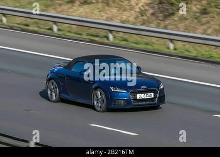 2018 Blaue Audi TT S Line TFSI Quattro S-; Fahrt auf der Autobahn M6 in der Nähe von Chorley in Lancashire, Großbritannien Stockfoto